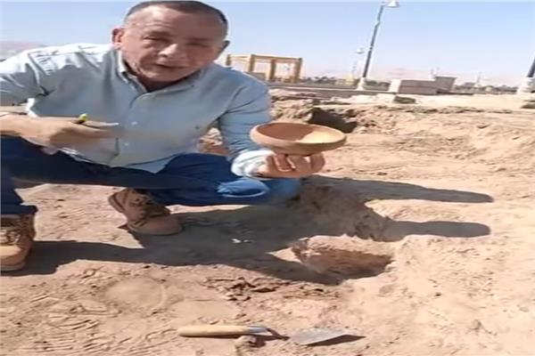 مصطفى وزيرى أمين عام الآثار من موقع الحفر بقصر أندراوس سابقا