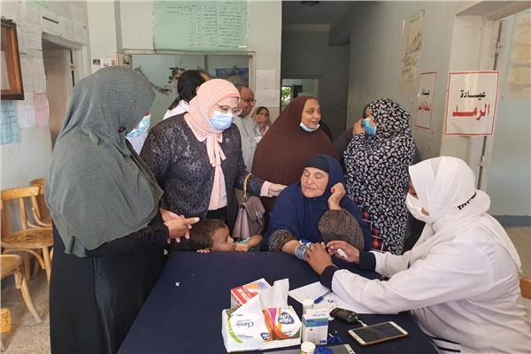 الكشف على ٥٩٢ مريض وتطعيم ٥٠٠ مواطن في القافلة الطبية بقرية  سلكا بالمنوفية