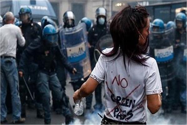تظاهرات في ايطاليا ضد إلزامية تصاريح كوفيد الصحية