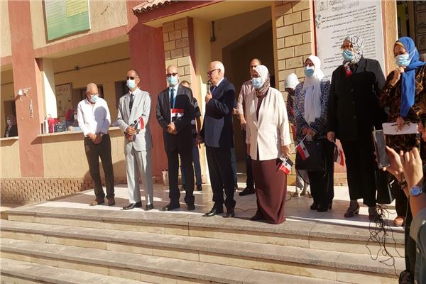 محافظ بورسعيد يشهد طابور الصباح وتحية العلم 