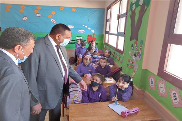 محافظ  البحيرة يتفقد مدارس دمنهور
