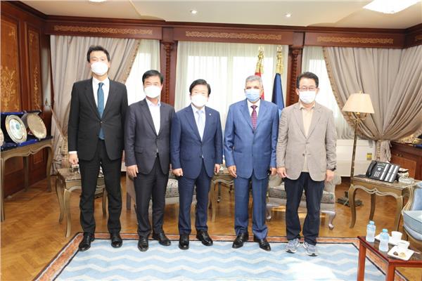 الفريق أسامة ربيع يستقبل رئيس الجمعية الوطنية الكوري