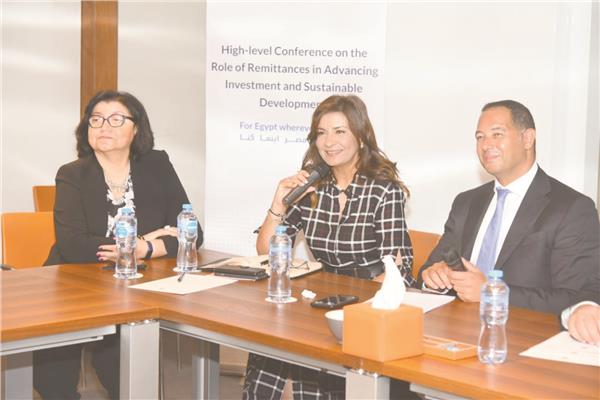 السفيرة نبيلة مكرم خلال فاعليات مؤتمر «التحويلات النقدية»
