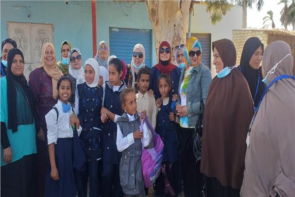 المرحلة الثانية من حملة طرق الأبواب " المرأة المصرية صانعة السلام" في قرية الروضة 