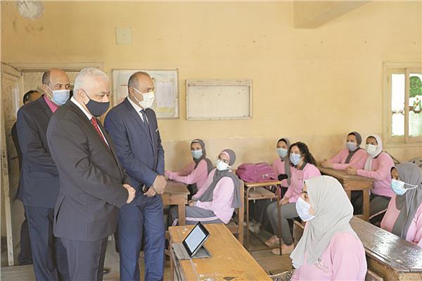 طارق شوقي خلال زيارته إحدى المدارس أمس