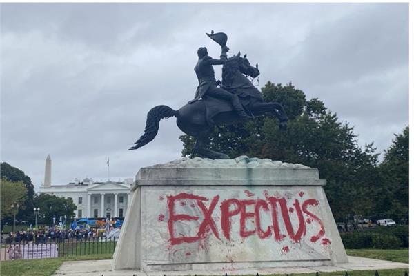 تخريب تمثال الرئيس السابق أندرو جاكسون