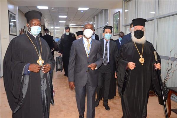 البابا ثيودروس يصل إلى مطار عنتيبي في أوغندا