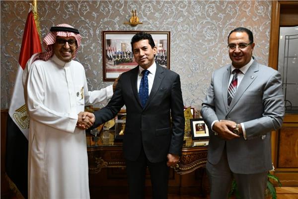 وزير الشباب والرياضة يبحث إطلاق جائزة "عاصمة الثقافة الرياضية العربية"