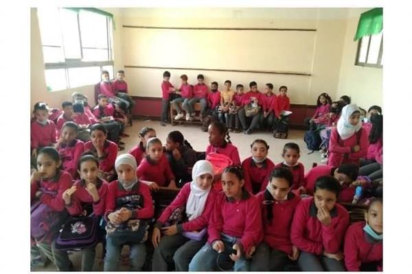   عقاب مدير مدرسة ترك التلاميذ يجلسون على الأرض