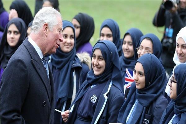 برنس تشارلز مع بعض الطالبات المسلمات في مدارس المملكة المتحدة