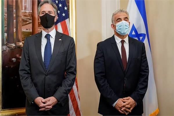 وزير الخارجية الأمريكي، أنتوني بلينكن مع نظيره الإسرائيلي يائير لبيد