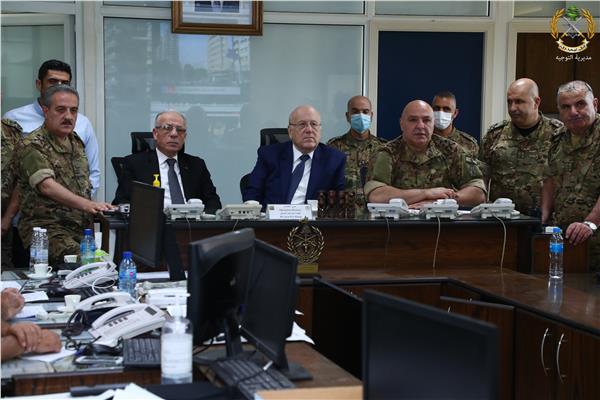 رئيس الحكومة اللبنانية، نجيب ميقاتي داخل غرفة عمليات قيادة الجيش