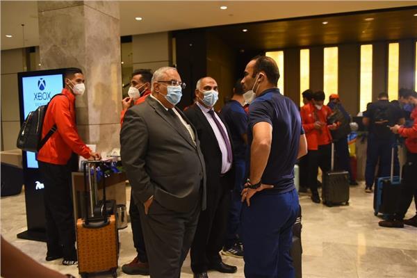سفير مصر بالنيجر يستقبل بعثة الأهلي في المطار