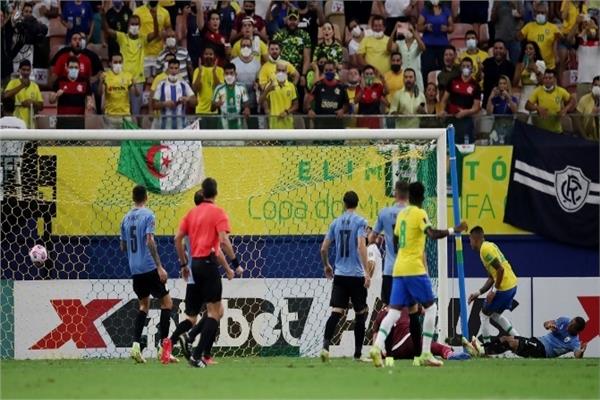  البرازيل تفوز برباعية على أوروجواي وتقترب من التأهل