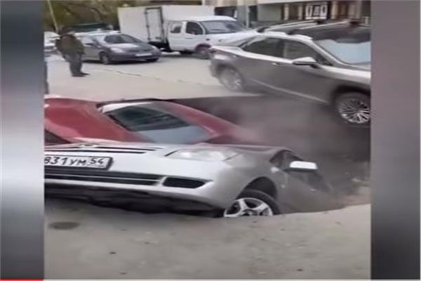 انهيار أرضي يبتلع سيارات - صورة من الفيديو