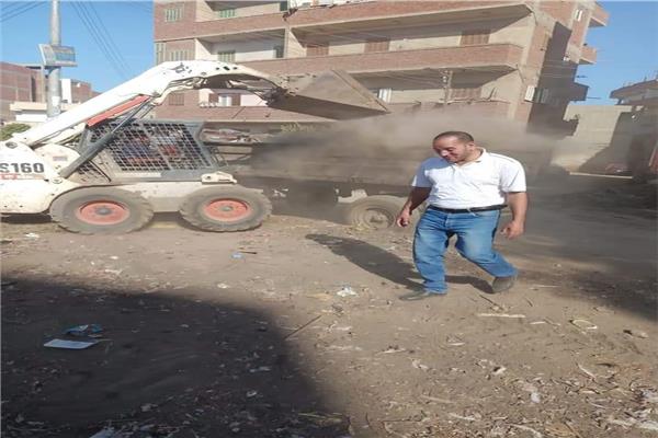 رفع تجمعات القمامة بمركز الشهداء