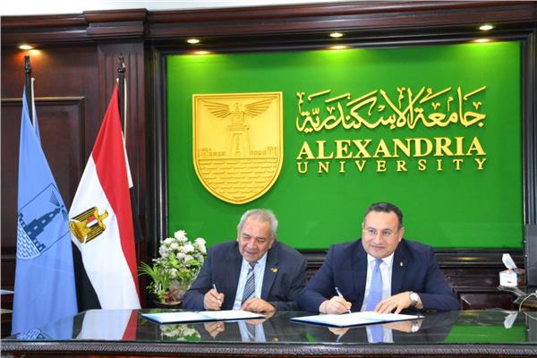 رئيس جامعة الإسكندرية خلال توقيع البروتوكول 