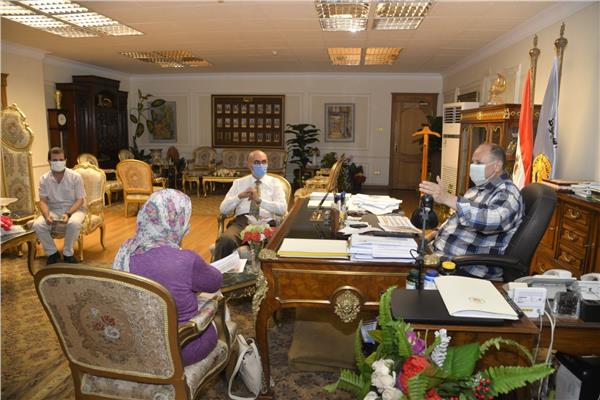 محافظ أسيوط يتابع مع مسئولي جهاز التعمير نسب تنفيذ مشروعات تطوير الريف المصري