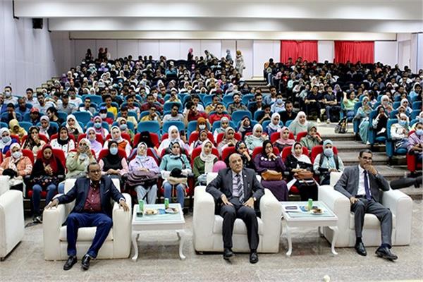 رئيس جامعة أسوان يشهد حفل إستقبال الطلاب الجدد بكلية الطب للعام 