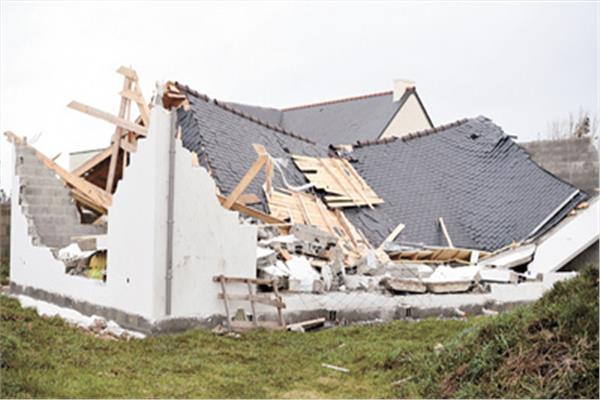 منزل مهدم فى فرنسا إثر العاصفة الشديدة التى ضربت البلاد