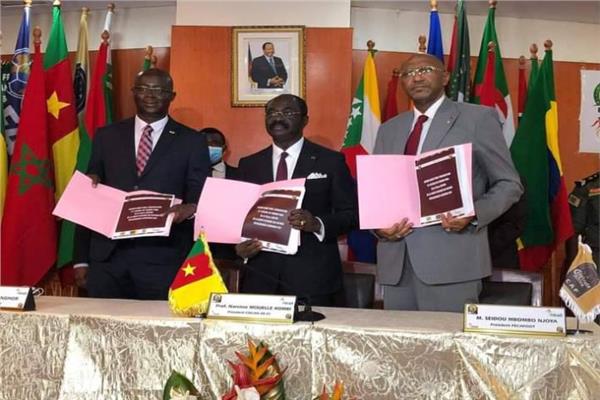 مسؤولو الاتحاد الافريقي والكاميروني بعد التوقيع