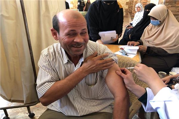 تطعيم المصلين أمام المساجد 