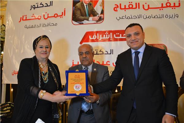 الدولة المصريه بقيادة الرئيس السيسي تولي  كبار السن اهتماما كبيرا  وتقديم كافة أوجه الدعم لهم .