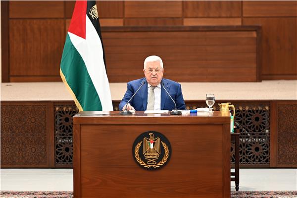 الرئيس أبو مازن اثناء أجتماع القيادة الفلسطينية