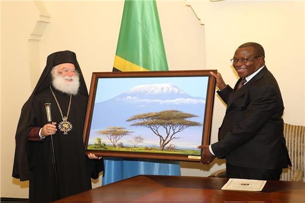 البابا ثيودروس مع نائب الرئيس التنزاني فيليب مبانغو
