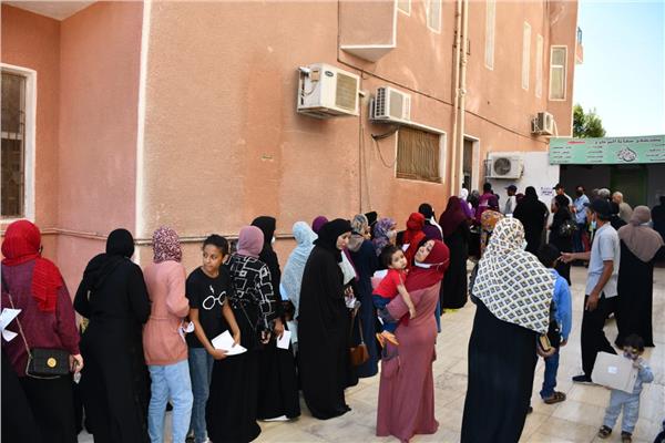 الكشف على 1075 خلال فعاليات اليوم الثاني لقافلة جامعة المنصورة بمدينة سفاجا