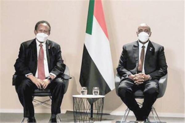 حمدوك والبرهان خلال قمة باريس حول الاستقرار فى السودان