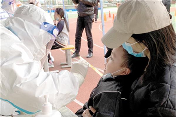 ■ إجراء مسحة طبية لطفلة فى مدرسة إبتدائية فى الصين