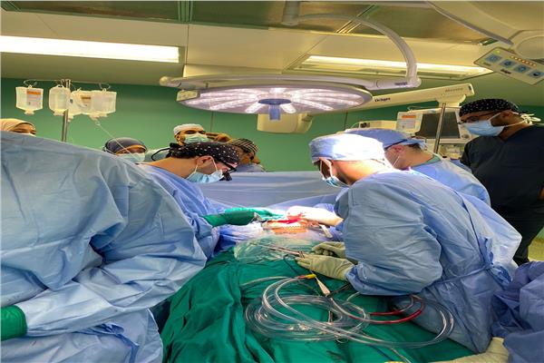 فريق جراحة القلب بأسوان ينجح فى استبدال الصمام الميترالي بصمام صناعي لمريضة