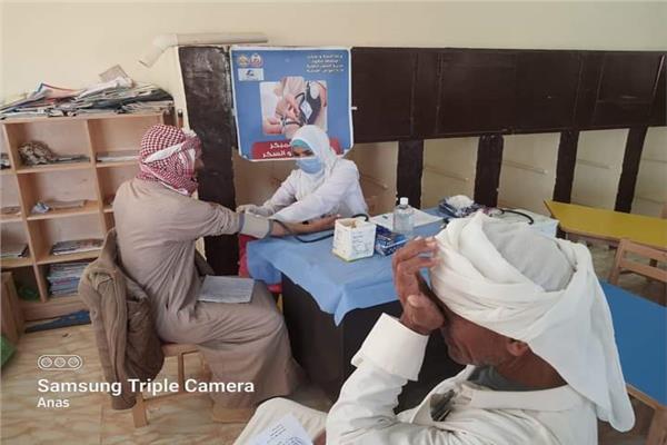توقيع الكشف الطبي علي  ٣٧١  حالة  بالقافلة الطبية بقرية أبو مزهود 