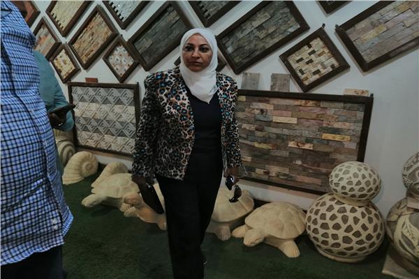 نائب محافظ القاهرة خلال تفقدها ورش قرية الفواخير