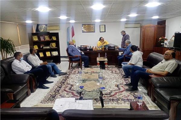 رئيس مدينة يعقد إجتماعاً تنسيقياً لمناقشة آلية تنفيذ مد شبكات الغاز الطبيعي بأحياء مدينة سفاجا