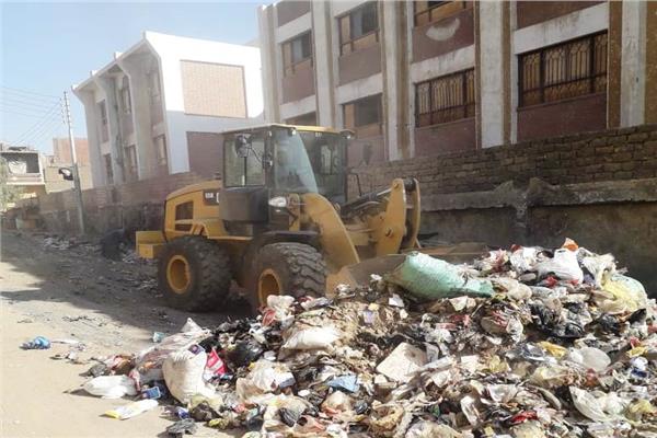 رفع 55 حالة إشغال بدراو و 8 طن من القمامة والمخلفات بخور عواضة بأسوان