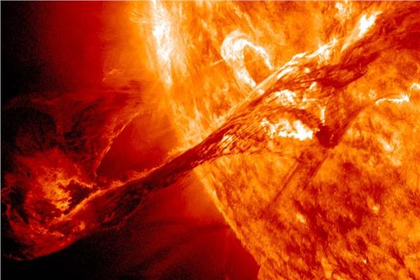 الانبعاث يندفع بعيدًا عن الشمس بسرعة تزيد على 1260 كيلومتر بالثانية