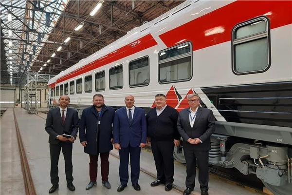 السفير المصري بروسيا يزور مصنع لعربات القطار