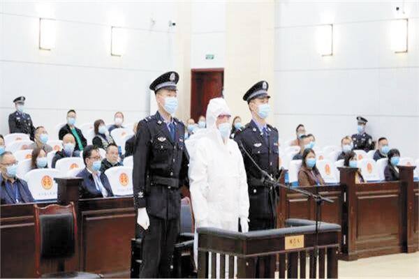 الزوج تانج لو اثناء الحكم بإعدامه