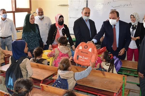رئيس جامعة بني سويف يوزع 350 حقيبة مدرسية 