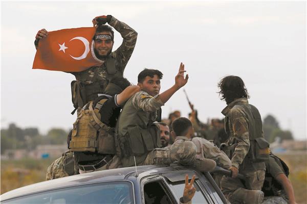 مرتزقة فى ليبيا يرفعون العلم التركي