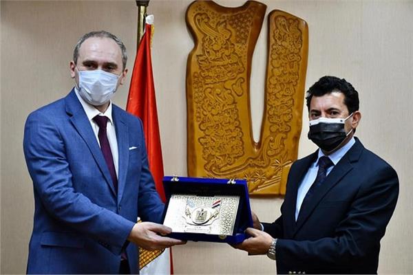 صبحى يلتقى سفير بيلاروسيا بالقاهرة