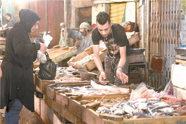 إقبال من المواطنين على شراء الأسماك بعد ارتفاع  أسعار اللحوم والدواجن