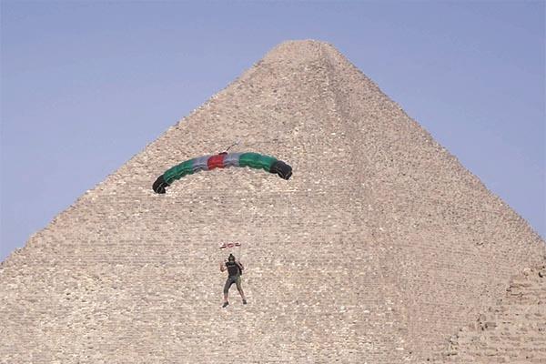 «أقفز كالفرعون» بالأهرامات