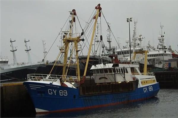 فرنسا تفرج عن سفينة الصيد البريطانية المحجوزة