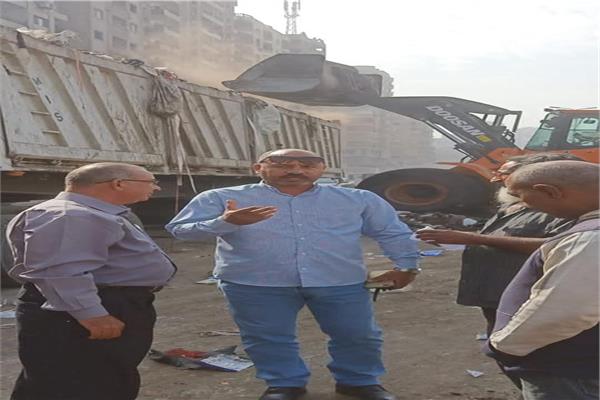 اللواء خالد فوزي رئيس حى شرق شبر الخمية خلال حملة رفع المخلفات