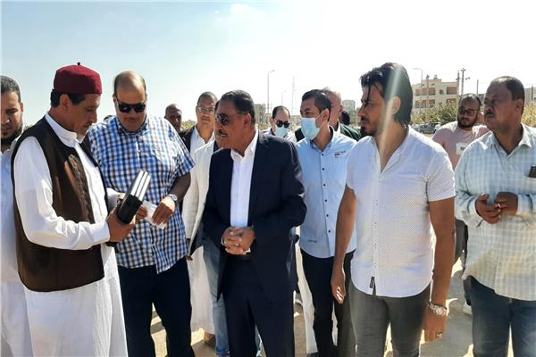 محافظ مطروح يتفقد المشروعات الجارية بمدينة الحمام والضبعه