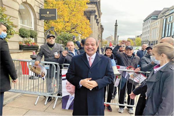 الـرئيس عبدالفتاح السيسى يلتقط صورة سيلفى مع الجالية المصرية أمام مقر إقامته فى مدينة جلاسجو