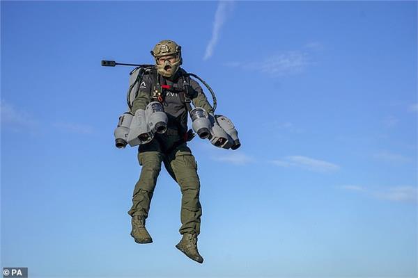 صورة فيديو| بدلة تسمح للجنود التحليق في السماء بسرعة 80 ميلاً في الساعة